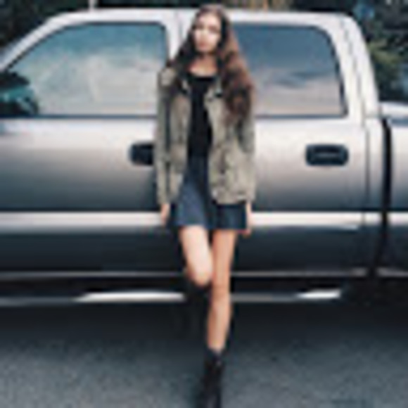 Meet your Posher, Caroline - Picture 1 of 1